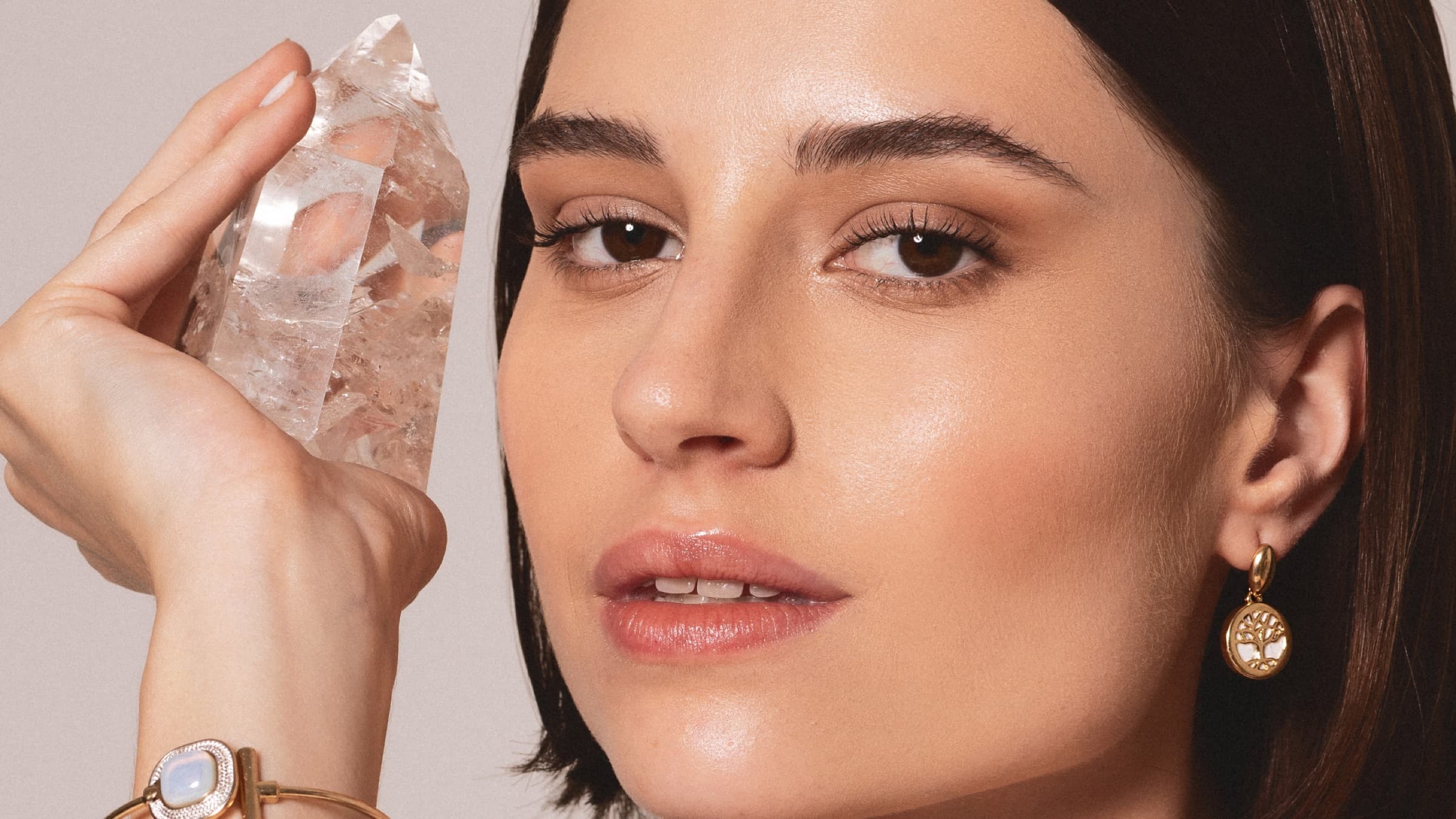 Ensaio fotográfico da Cris Cristal com joias de cristal