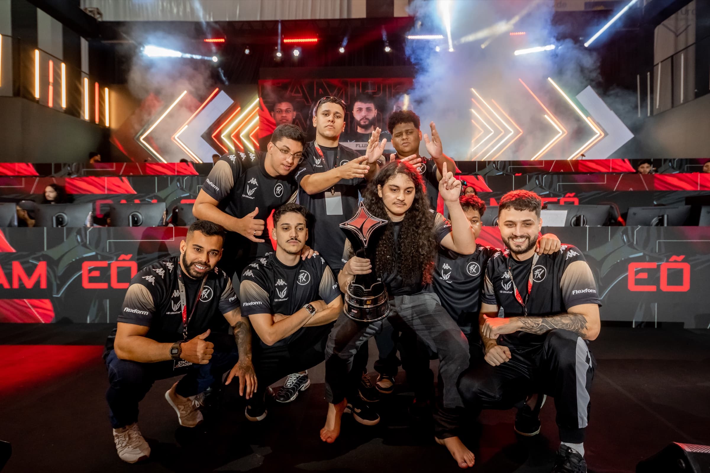 Time campeão comemora com o troféu no palco da Liga NFA no Brasília Game Festival