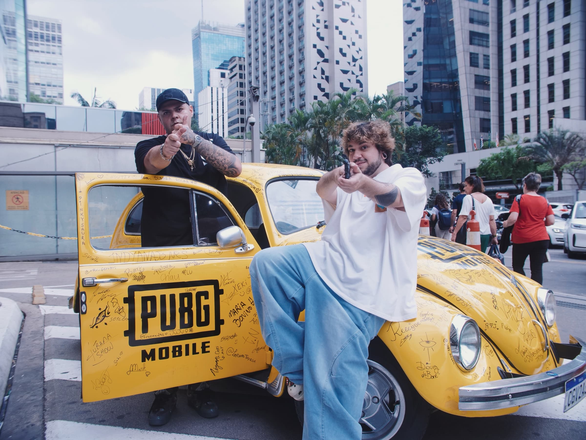 Brino e Maumau na Avenida Paulista durante a ativação do Fusca do PUBG Mobile